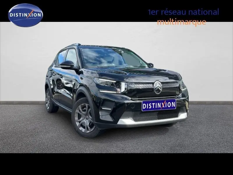 Vue 3/4 avant d'une Citroën C3 1.2 Turbo 100ch MAX noire Perla Nera avec jantes alu et calandre distinctive.