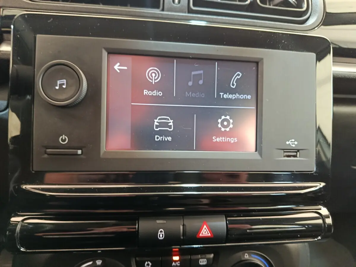 Écran tactile central de la Citroën C3 2021 affichant les options radio, téléphone, conduite et réglages.
