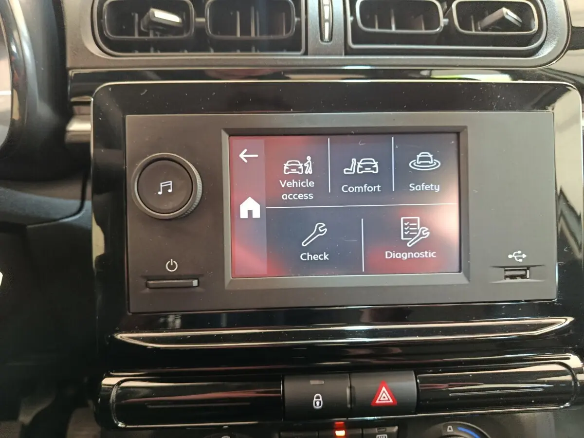 Écran tactile central de la Citroën C3 2021 affichant les menus Vehicle access, Comfort et Safety, entouré de commandes noires.