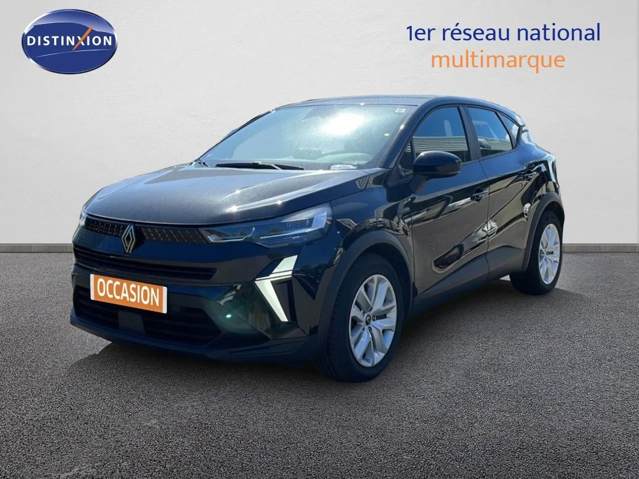 Vue 3/4 avant droite d'un Renault Captur E-Tech Full Hybrid noir étoile métal avec feux LED et jantes alliage.