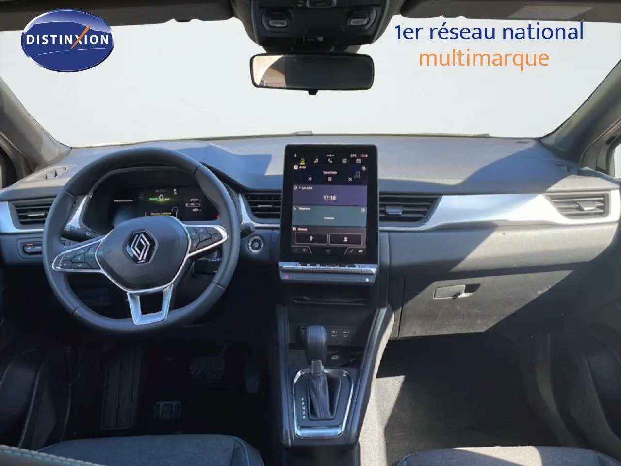 Vue intérieure avant du Renault Captur noir étoile métal 2025, avec tableau de bord numérique et écran tactile central vertical.