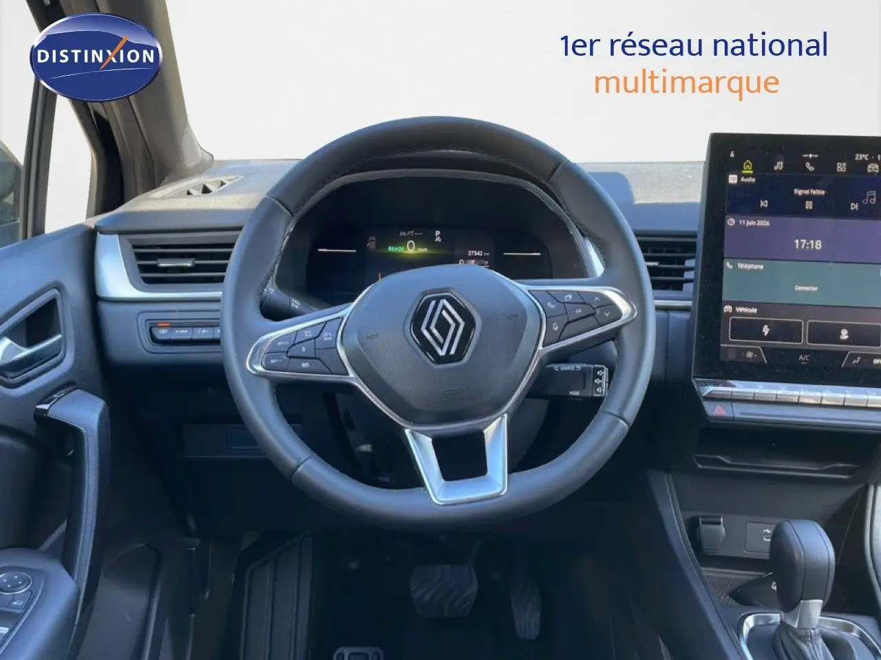 Vue intérieure centrée sur le volant noir et le tableau de bord numérique du Renault Captur E-Tech Full Hybrid 2025.