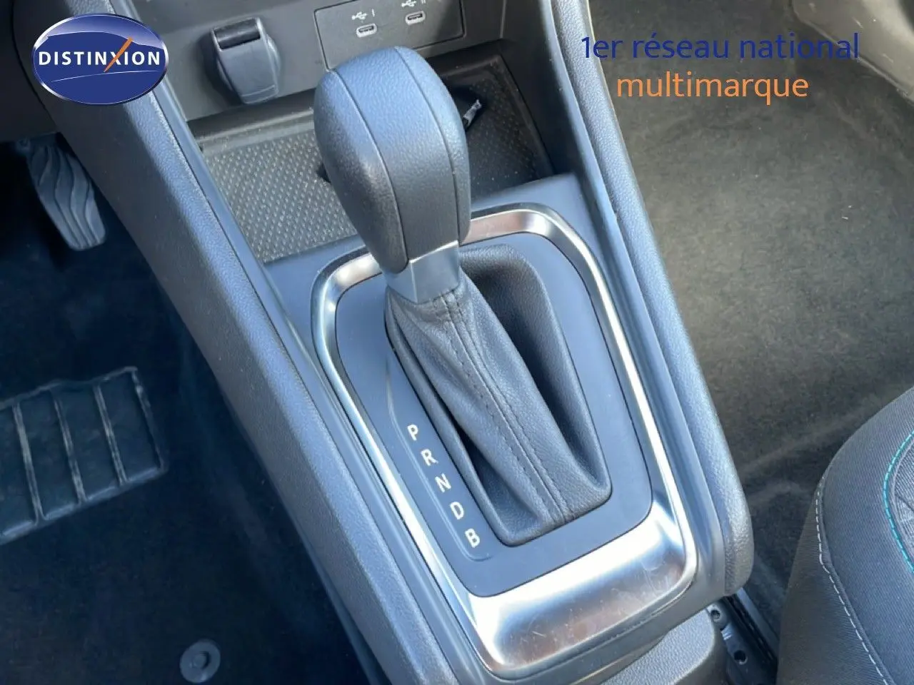 Gros plan sur la commande de la boîte automatique du Renault Captur noir étoile métal, avec levier en cuir noir.