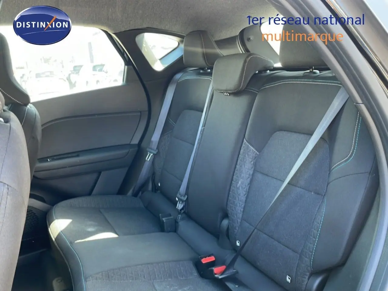 Vue intérieure côté droit des sièges arrière en tissu noir avec surpiqûres bleues du Renault Captur E-Tech Full Hybrid 2025.
