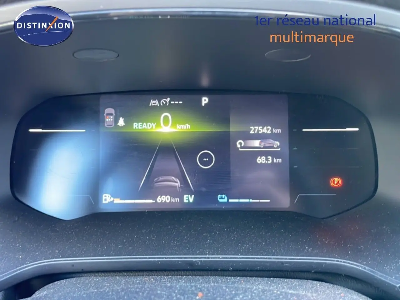Tableau de bord numérique du Renault Captur E-Tech noir, affichant la vitesse à 0 km/h et l'autonomie de 690 km.