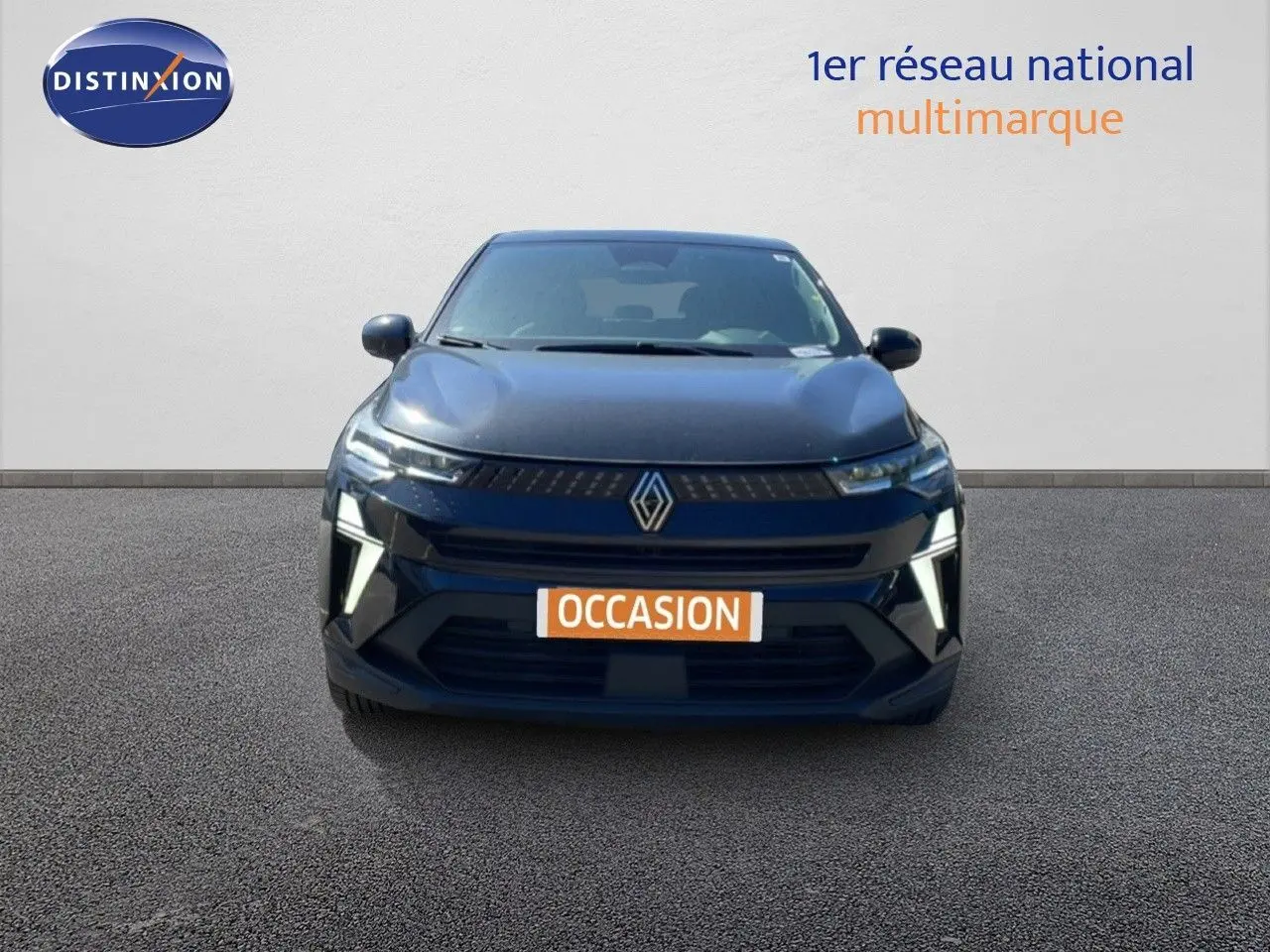 Vue frontale d’un Renault Captur E-Tech Full Hybrid 2025 en noir étoile métal avec éclairage LED distinctif.