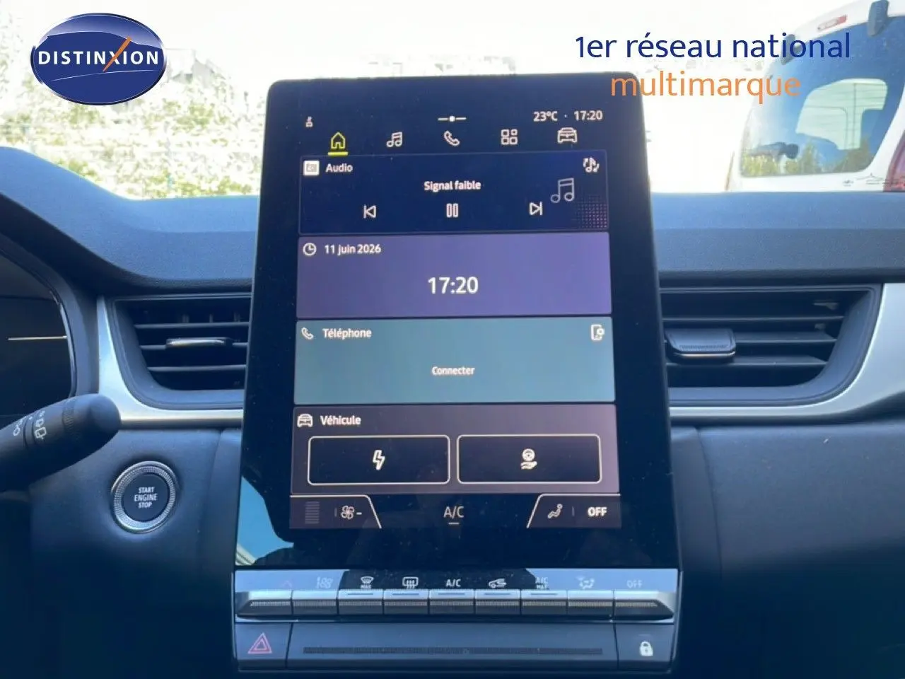 Vue intérieure centrée sur l’écran tactile du tableau de bord du Renault Captur noir étoile métal, affichant les commandes multimédia et climatisation.