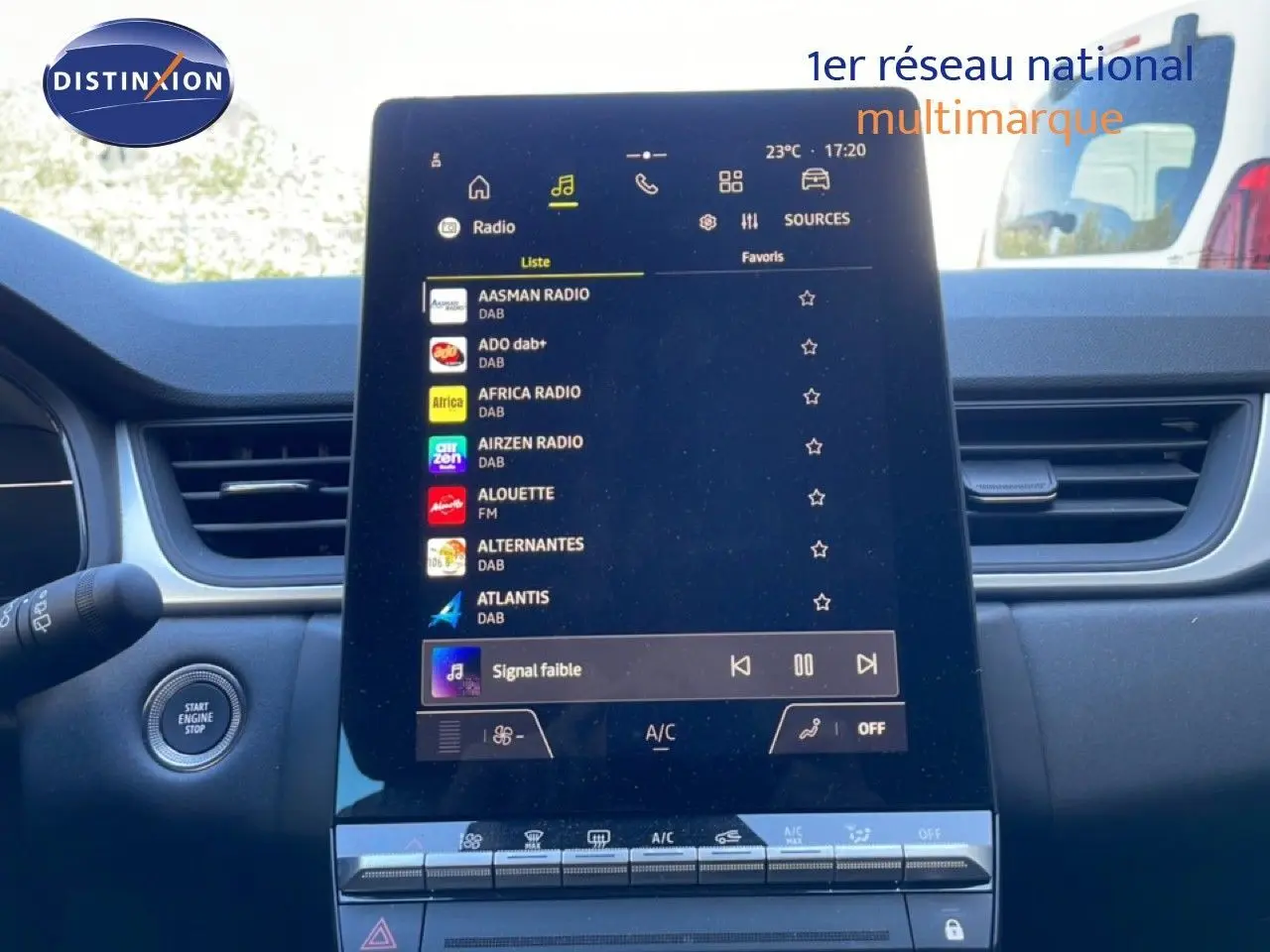 Vue intérieure centrée sur l'écran tactile du tableau de bord du Renault Captur noir étoile métal, affichant les stations radio.