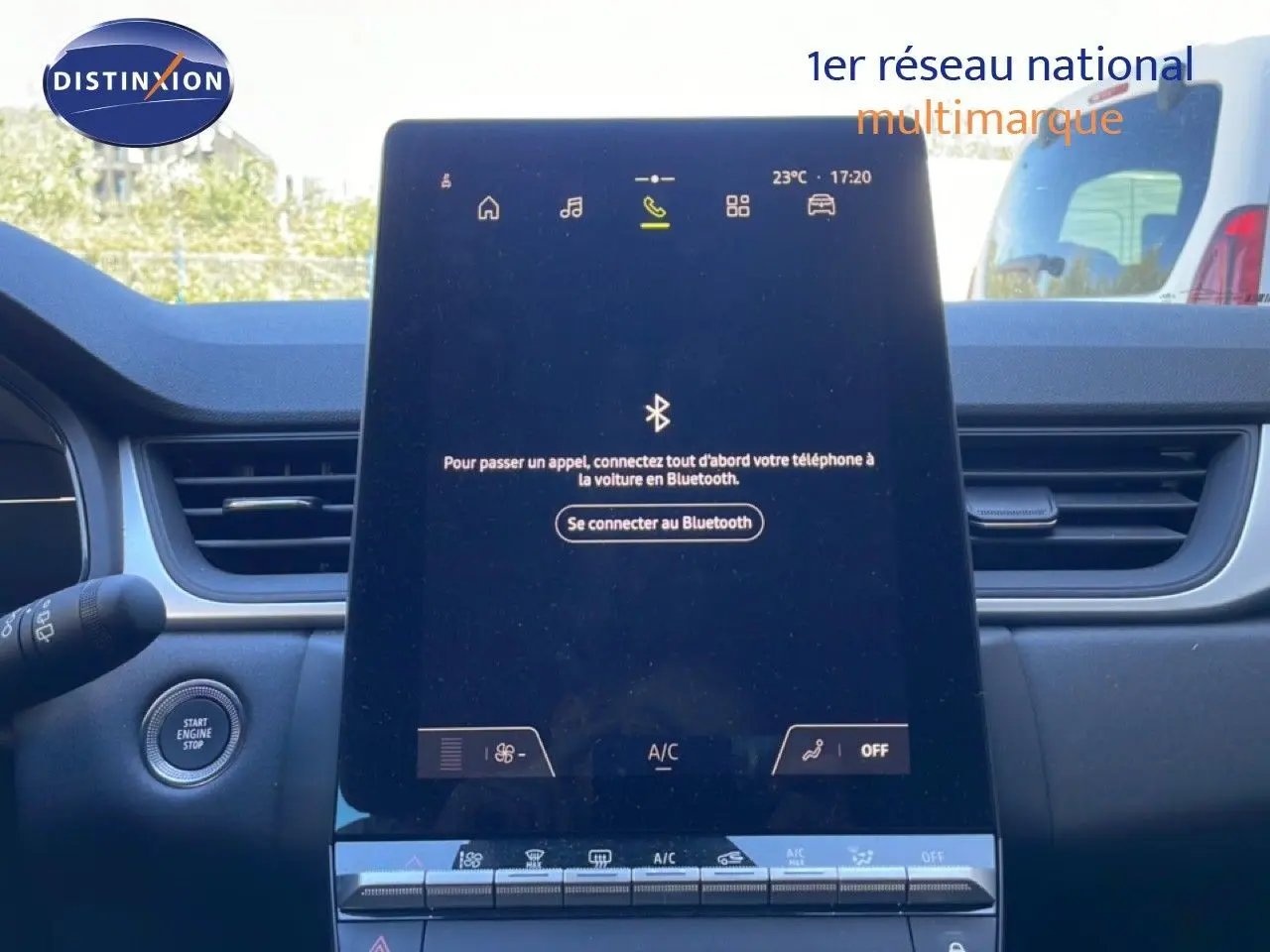 Vue intérieure centrée sur l'écran tactile vertical du tableau de bord du Renault Captur noir étoile métal 2025.