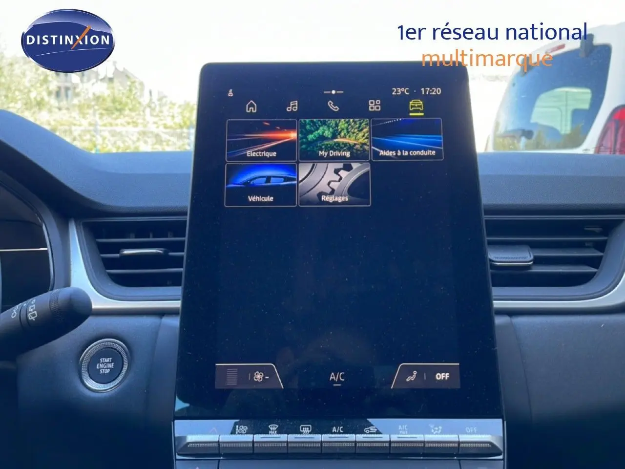 Vue centrée sur l'écran tactile du tableau de bord du Renault Captur noir étoile métal, affichant les menus du système multimédia.
