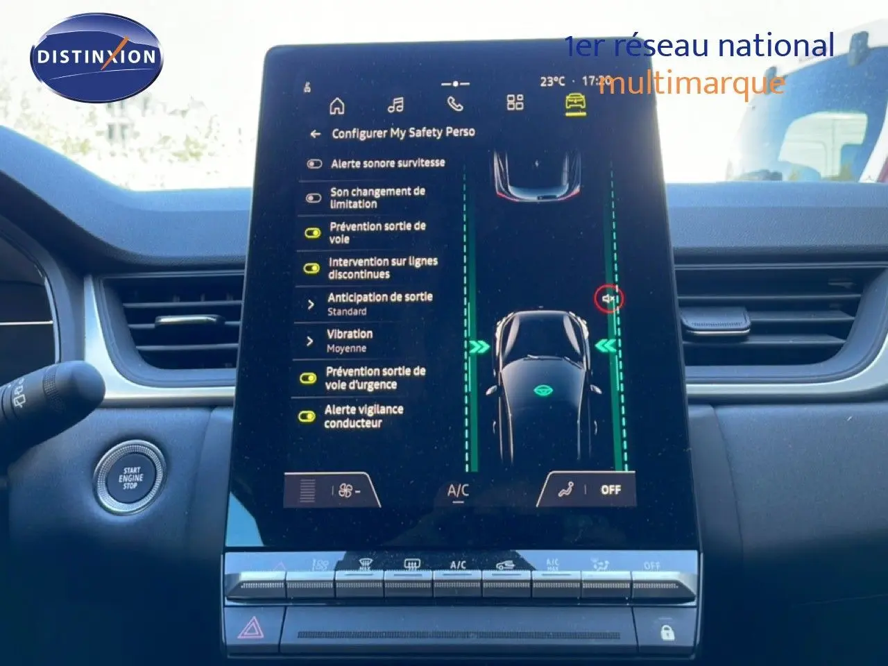 Écran tactile central affichant les aides à la conduite dans un Renault Captur E-Tech noir, vue intérieure avant.