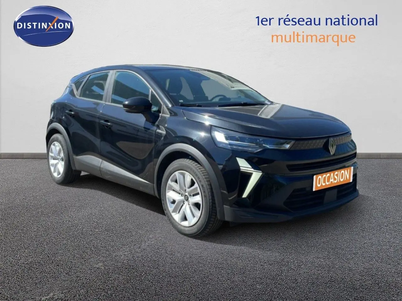 Vue 3/4 avant d’un Renault Captur E-Tech Full Hybrid 2025 noir étoile métal avec signature lumineuse LED et jantes argentées.