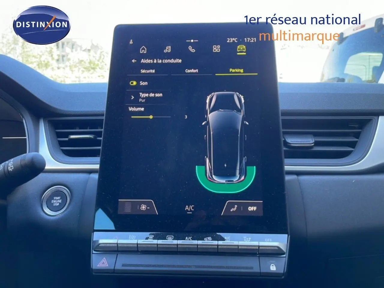 Vue rapprochée de l'écran tactile central du tableau de bord du Renault Captur noir étoile métal, affichant l'aide au stationnement.