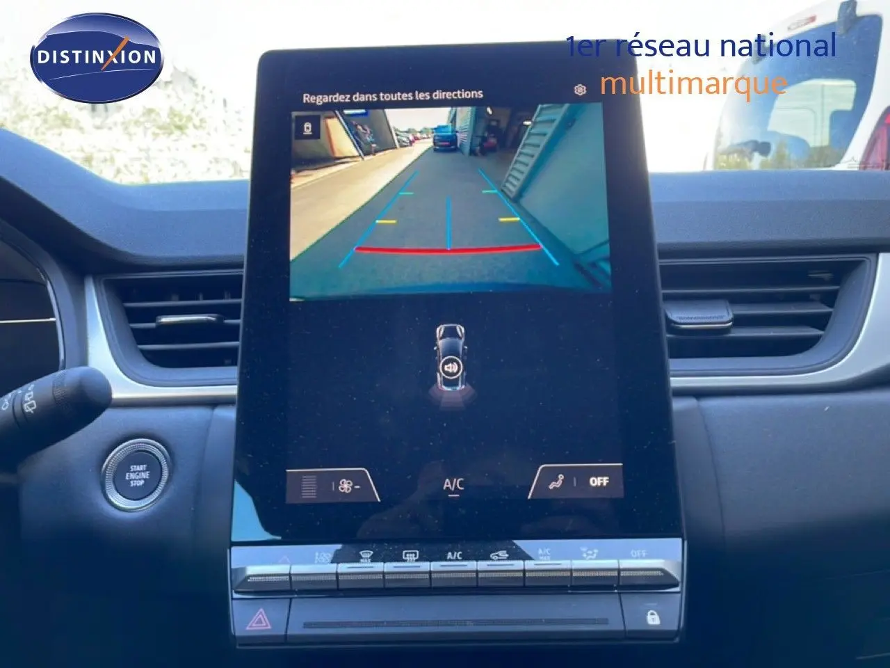 Vue intérieure du tableau de bord du Renault Captur noir étoile métal 2025, écran tactile affichant la caméra de recul.