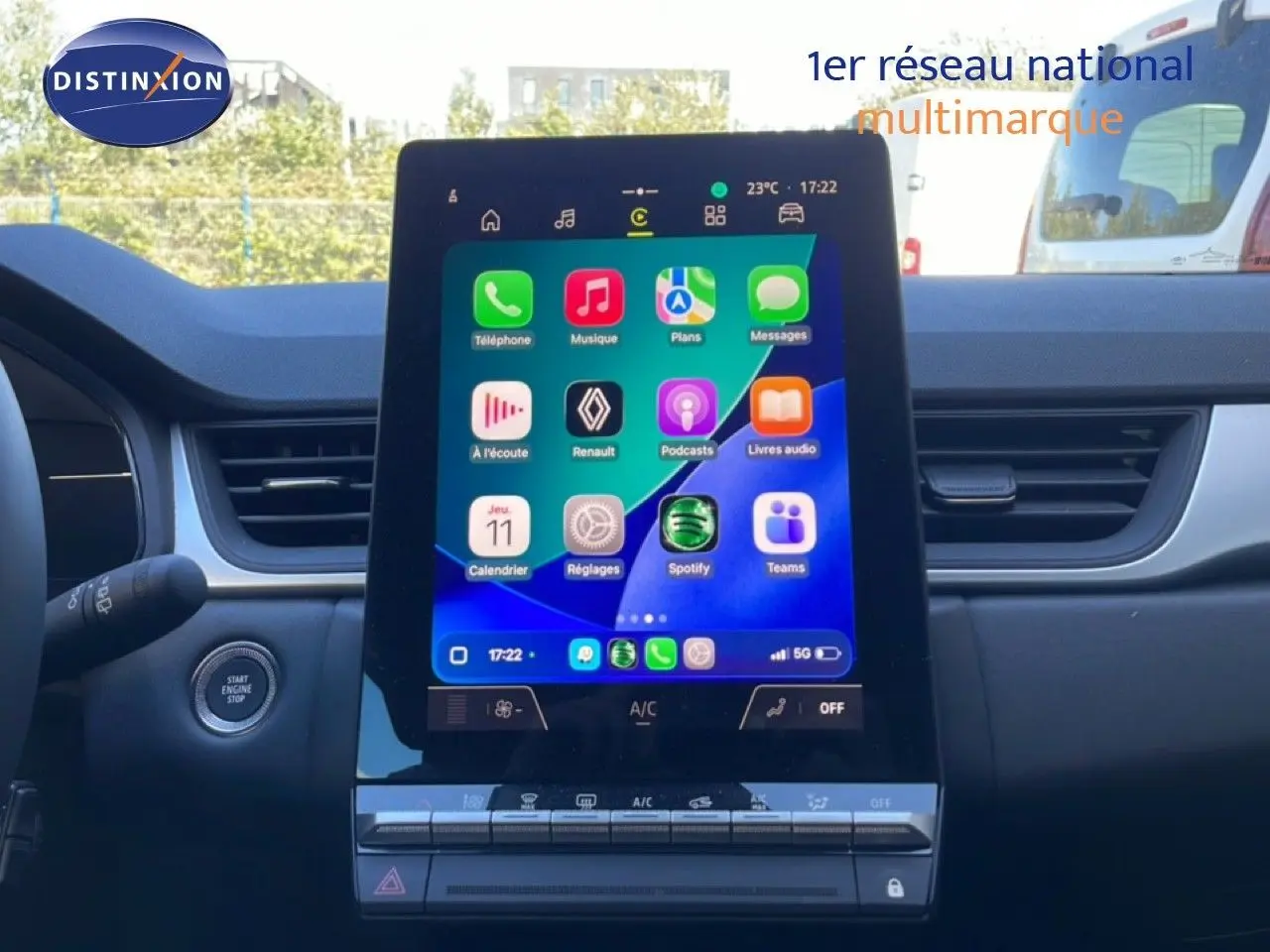Vue intérieure centrée sur l'écran tactile du tableau de bord du Renault Captur 2025 avec interface connectée colorée.