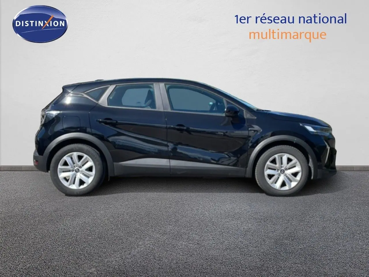 Profil côté gauche du Renault Captur E-Tech Full Hybrid 2025 en noir étoile métal, avec jantes argentées et lignes dynamiques.