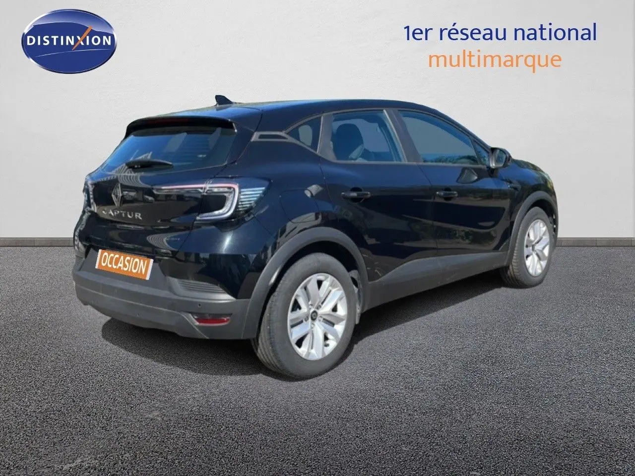 Renault Captur E-Tech Full Hybrid 145ch noir étoile métal, vue 3/4 arrière droit avec feux LED distinctifs.