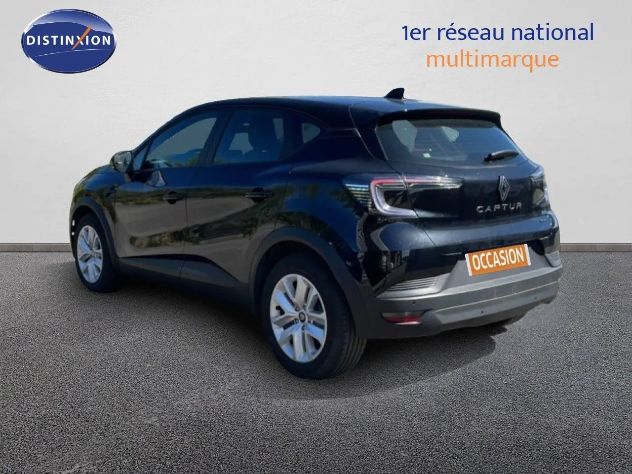 Vue 3/4 arrière droite d’un Renault Captur noir étoile métal avec logo et plaque occasion visible.