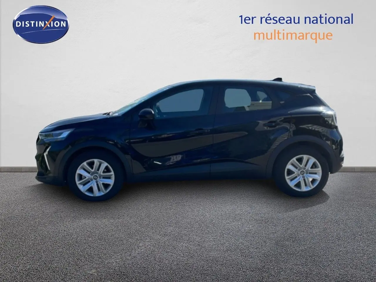 Vue de profil côté gauche d'un Renault Captur E-Tech Full Hybrid 145ch noir étoile métal avec jantes argentées.
