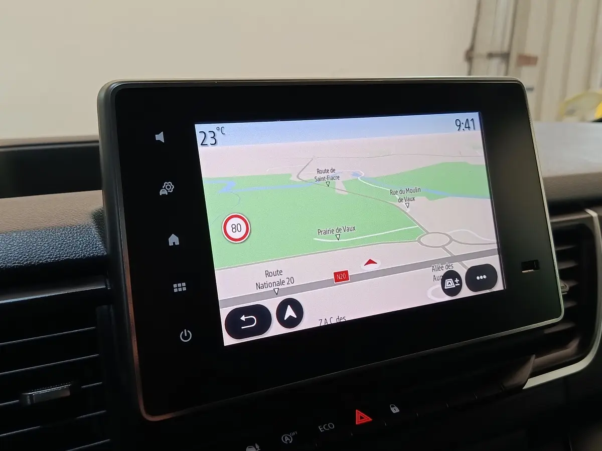 Écran tactile central du Renault Trafic Fourgon 2023 affichant la navigation avec carte et indications de vitesse.