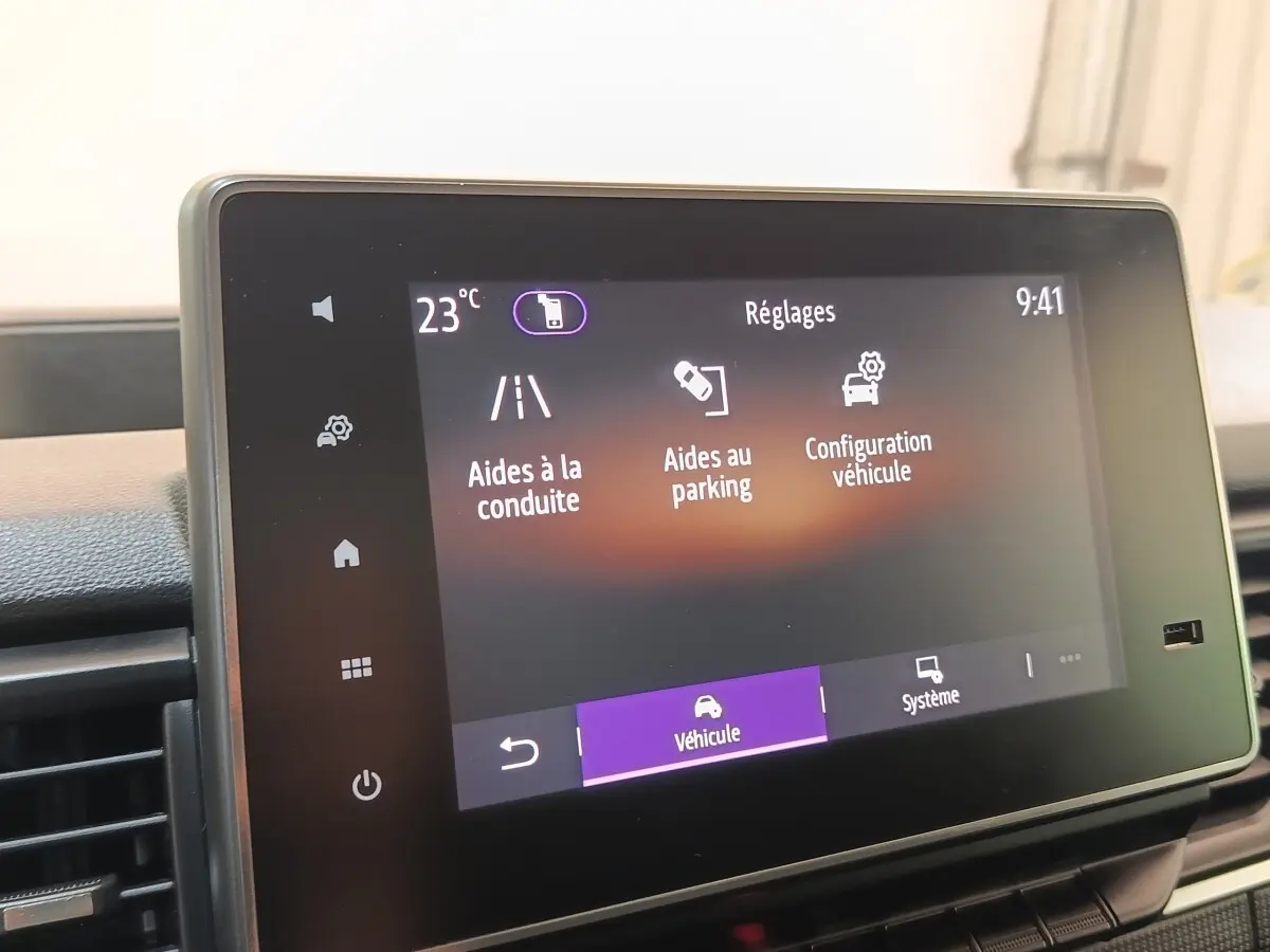 Écran tactile intérieur du Renault Trafic Fourgon 2023 affichant les réglages d’aides à la conduite et au parking.