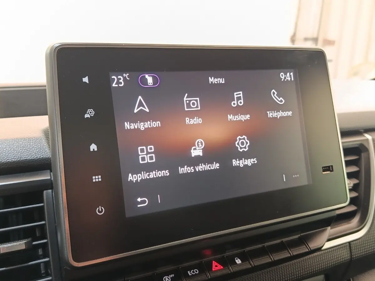Écran tactile du système multimédia du Renault Trafic Fourgon blanc, vue intérieure centrée sur l'interface.