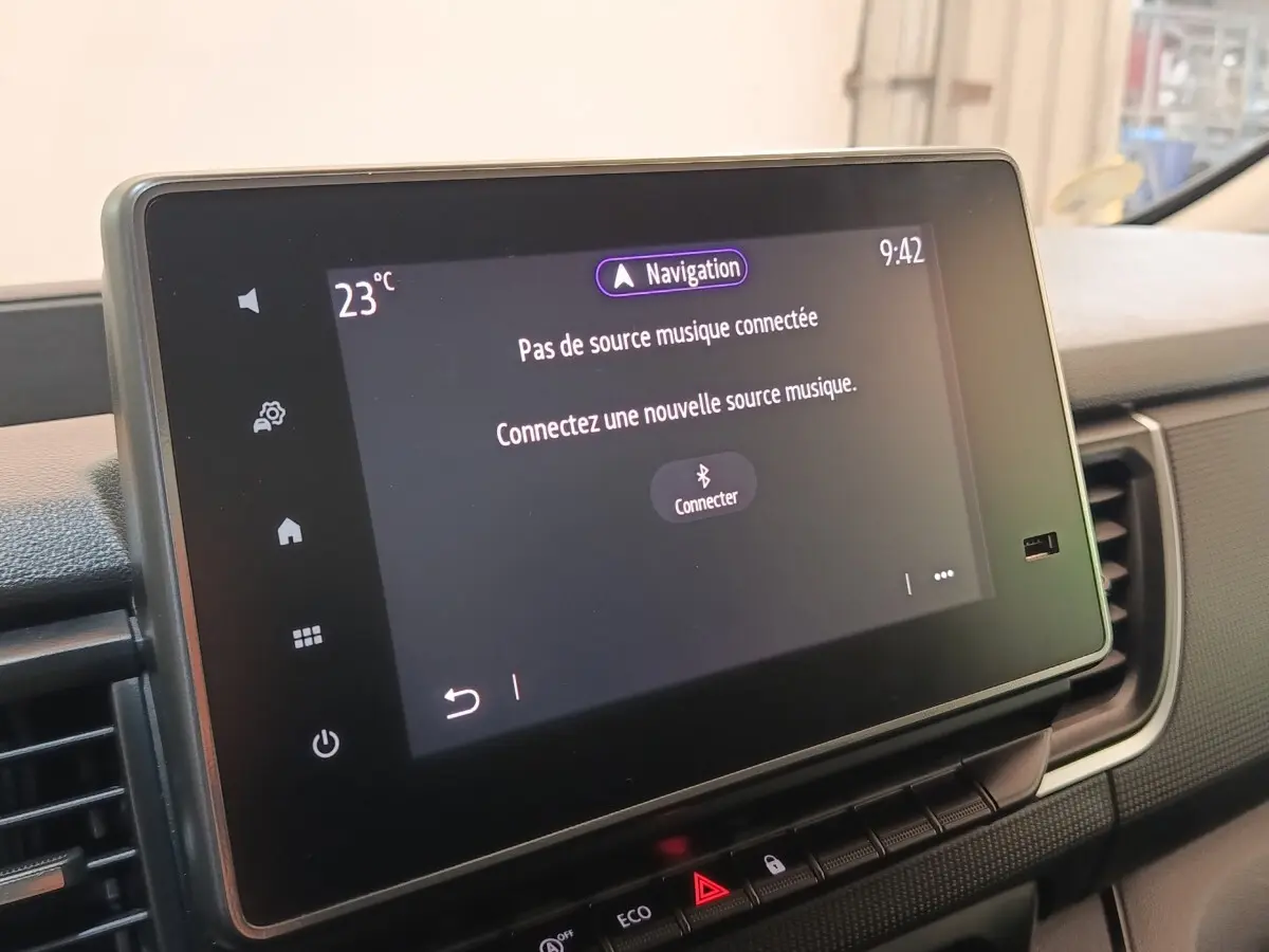 Écran tactile central du tableau de bord du Renault Trafic Fourgon blanc, affichant le menu de connexion Bluetooth.