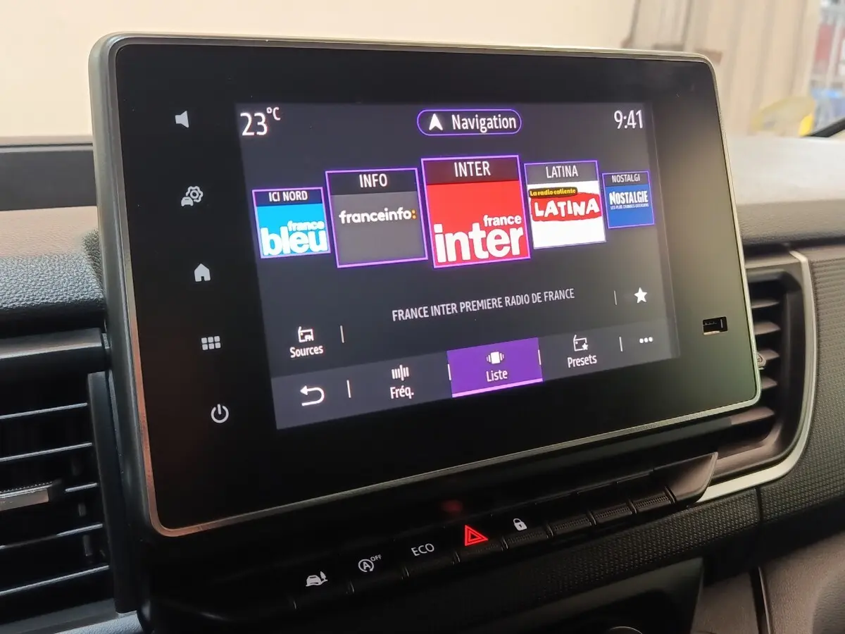 Écran tactile central du tableau de bord du Renault Trafic Fourgon 2023 affichant les stations radio.