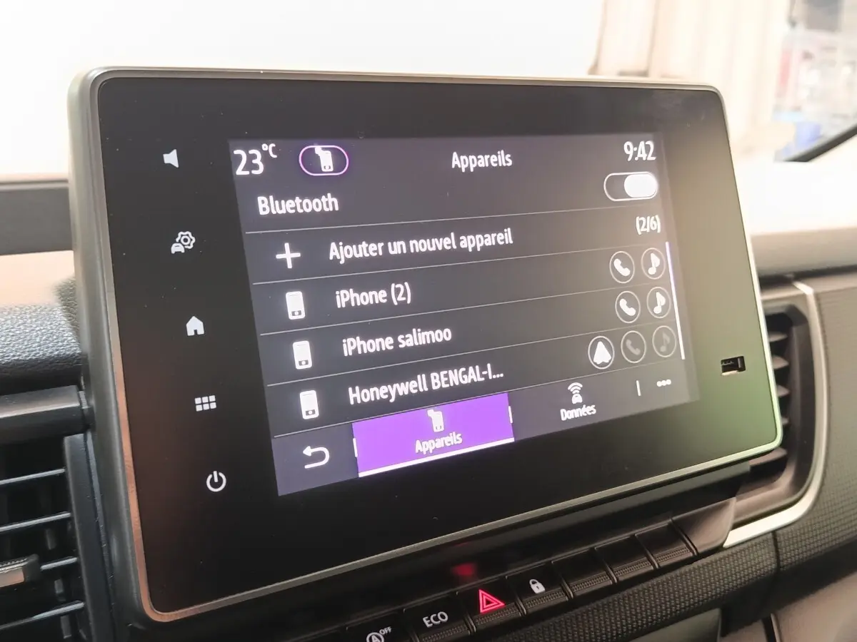Écran tactile central du Renault Trafic Fourgon 2023 affichant le menu Bluetooth, vue intérieure de face.