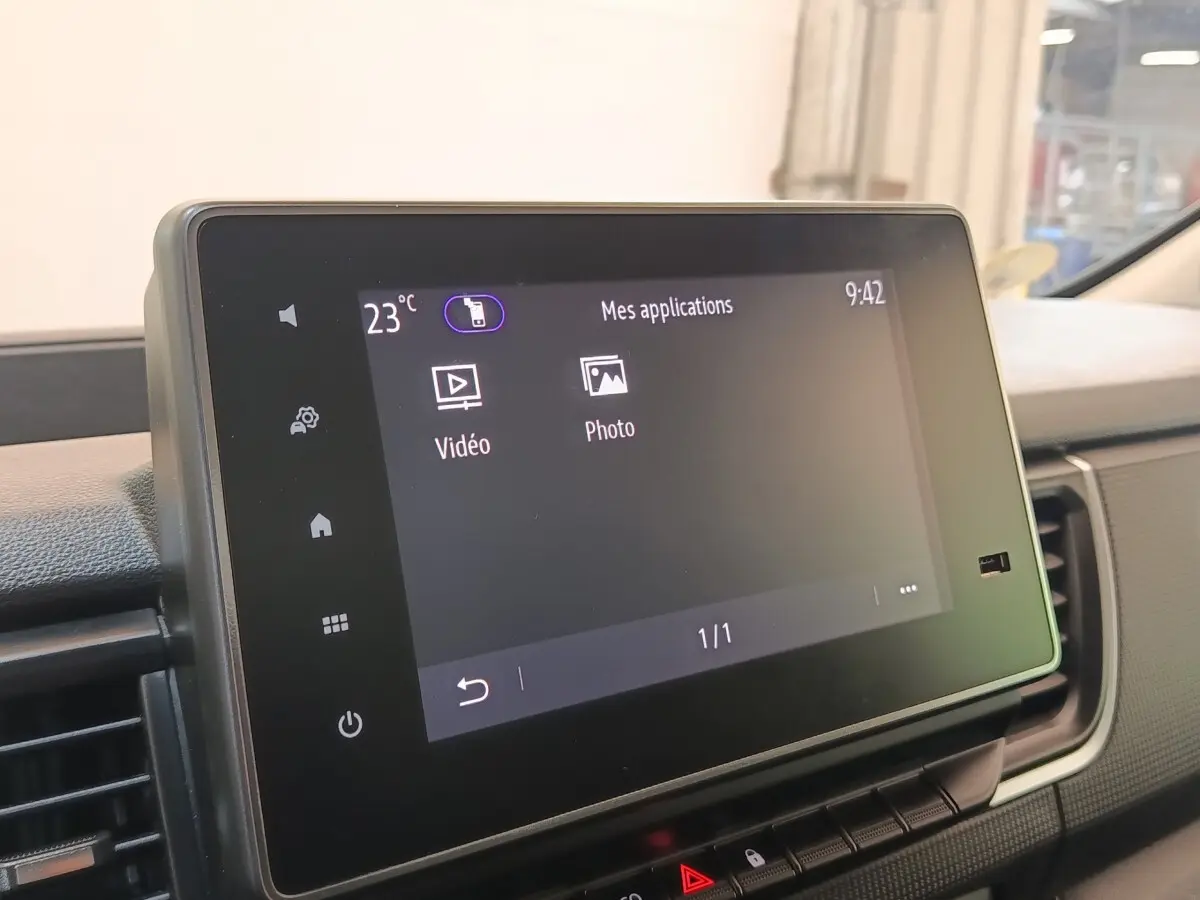 Écran tactile central du Renault Trafic Fourgon 2023, affichant le menu applications, vue intérieure côté passager.