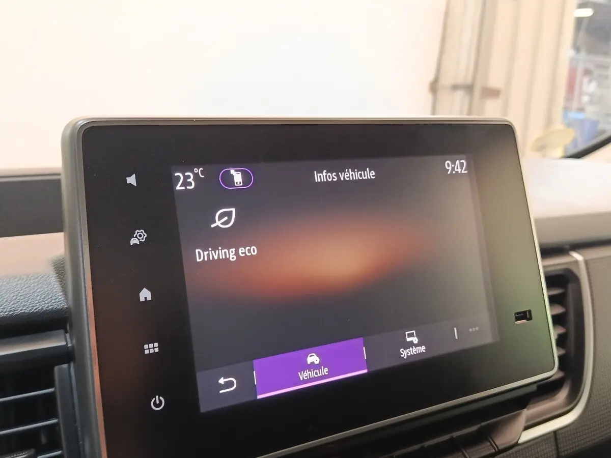 Écran tactile du tableau de bord du Renault Trafic Fourgon 2023 affichant les infos véhicule en mode Driving eco.
