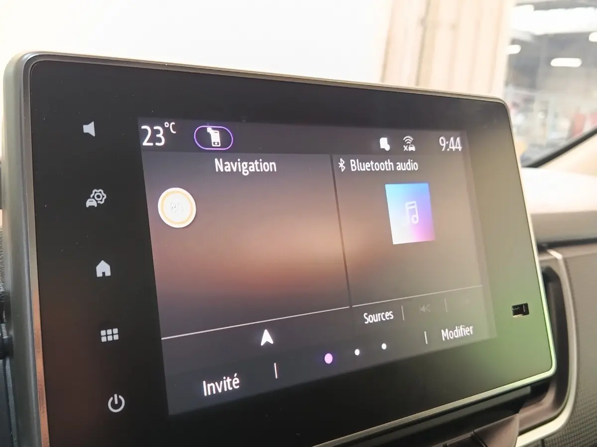 Écran tactile central du Renault Trafic Fourgon 2023 montrant navigation et audio Bluetooth, intérieur gris.