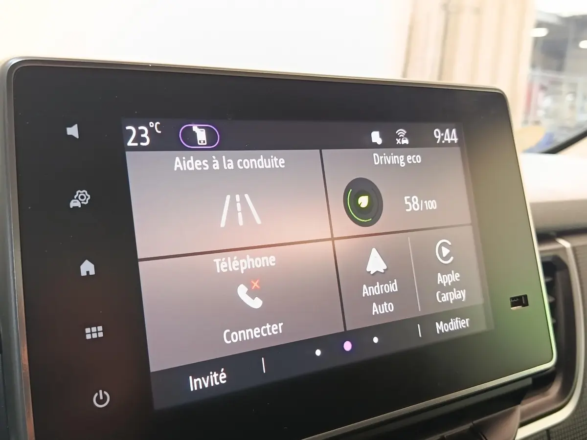Écran tactile central du tableau de bord du Renault Trafic Fourgon 2023 affichant les aides à la conduite et options connectées.