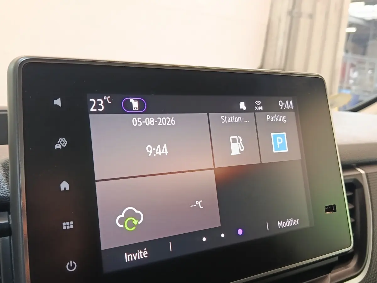 Écran tactile intérieur du Renault Trafic Fourgon blanc, affichant la température et l'heure à 9h44.
