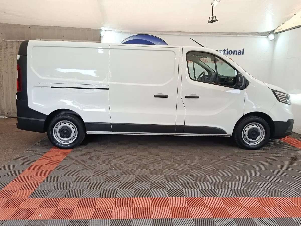 Vue de profil côté gauche du Renault Trafic Fourgon blanc 2023, avec portes latérales et jantes acier.