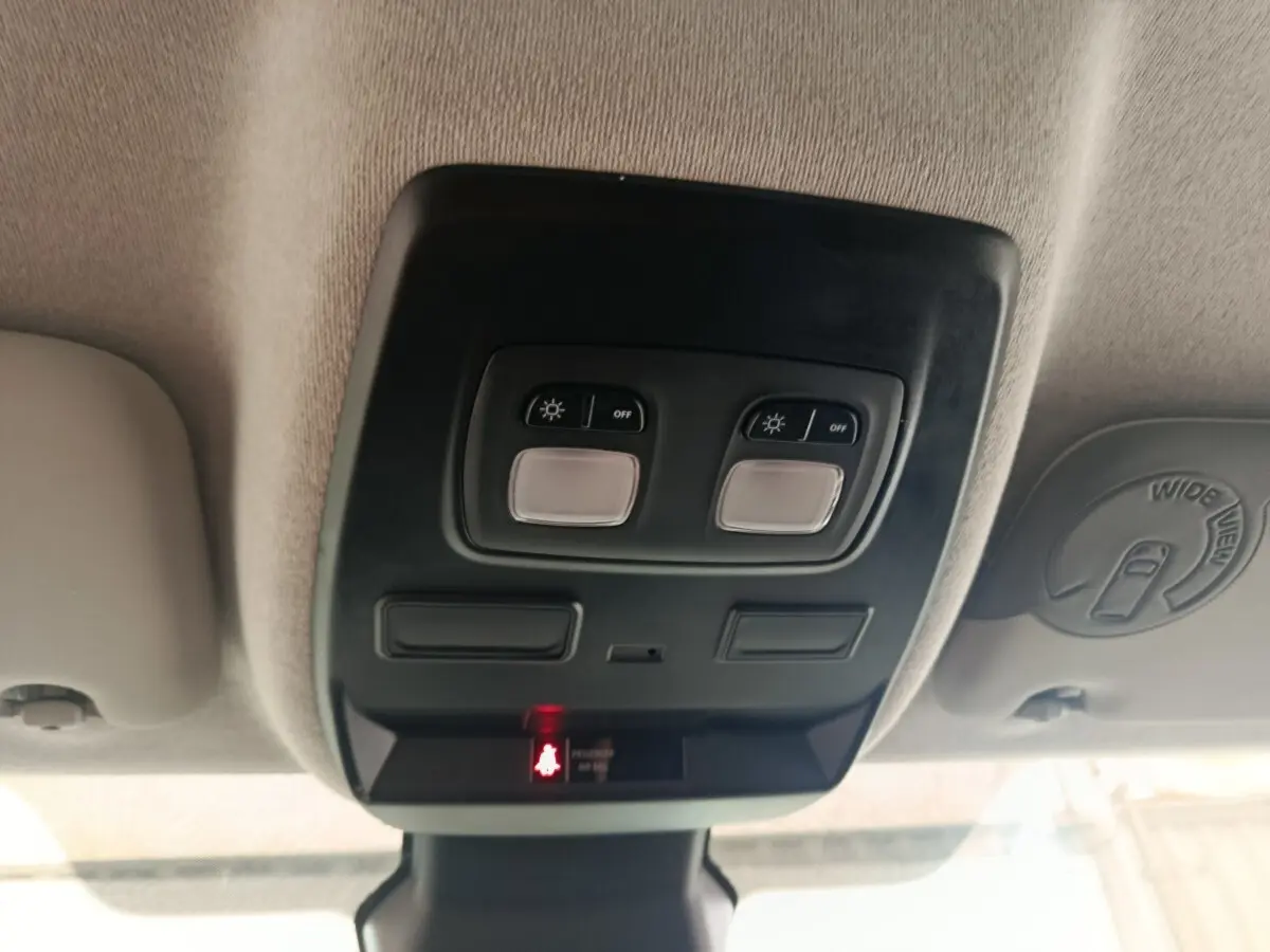 Plafonnier intérieur avec commandes d’éclairage et indicateur de ceinture passager du Renault Trafic Fourgon blanc.