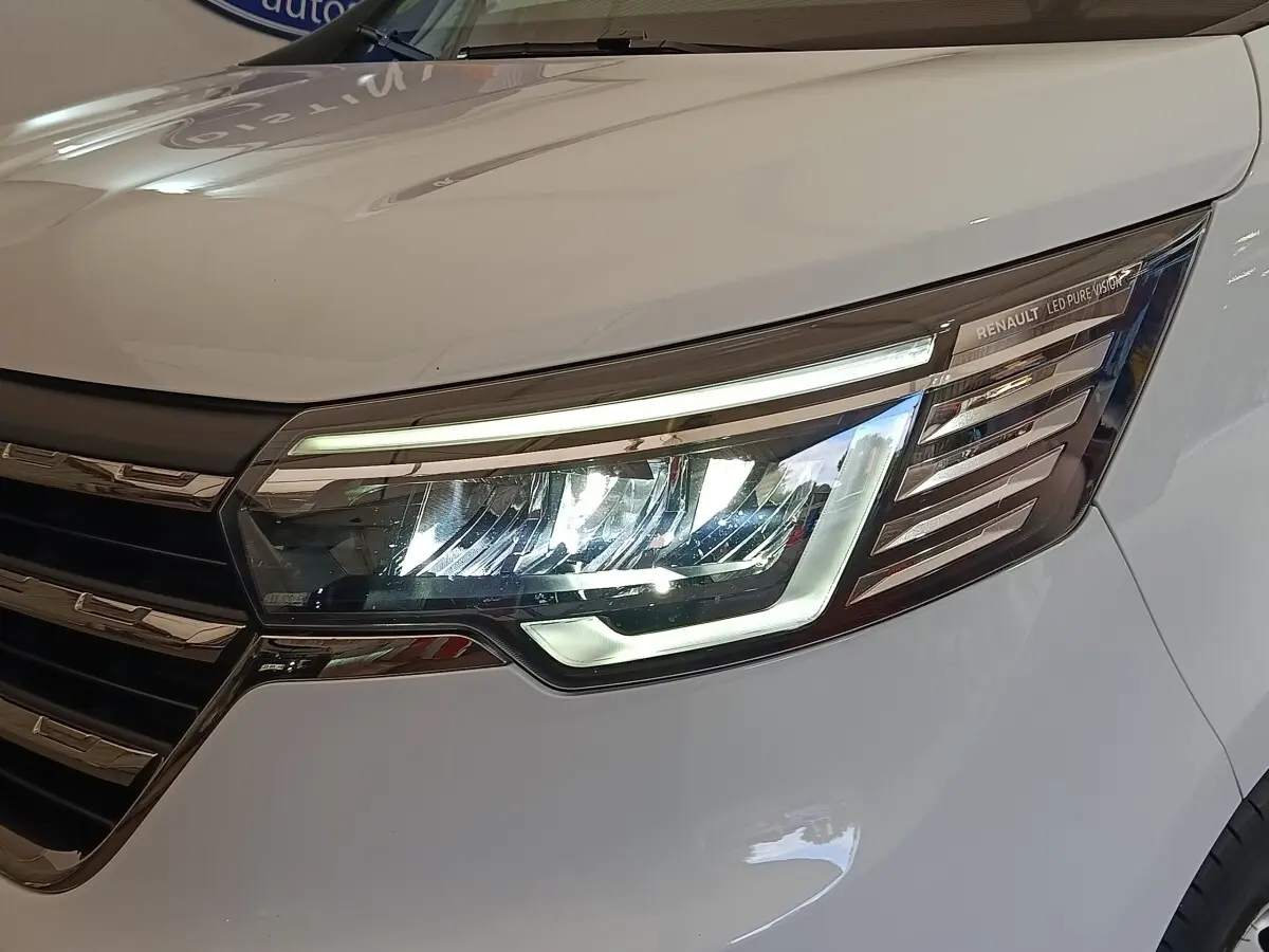 Gros plan sur le phare avant droit LED du Renault Trafic Fourgon blanc, mettant en valeur les détails modernes du bloc optique.