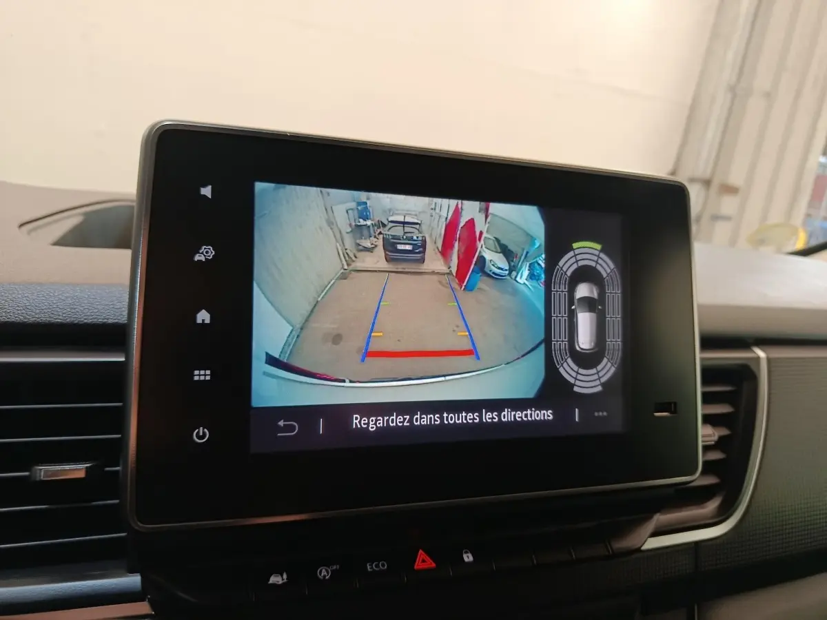 Écran central montrant la caméra de recul avec vue arrière du Renault Trafic Fourgon blanc en intérieur.