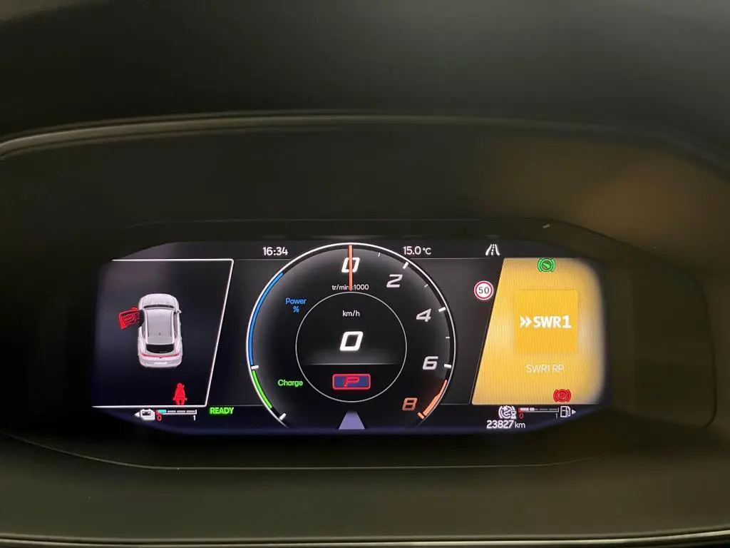 Combiné d'instruments digital de la CUPRA Formentor 1.4 e-Hybrid 2023 affichant vitesse, régime et état du véhicule.