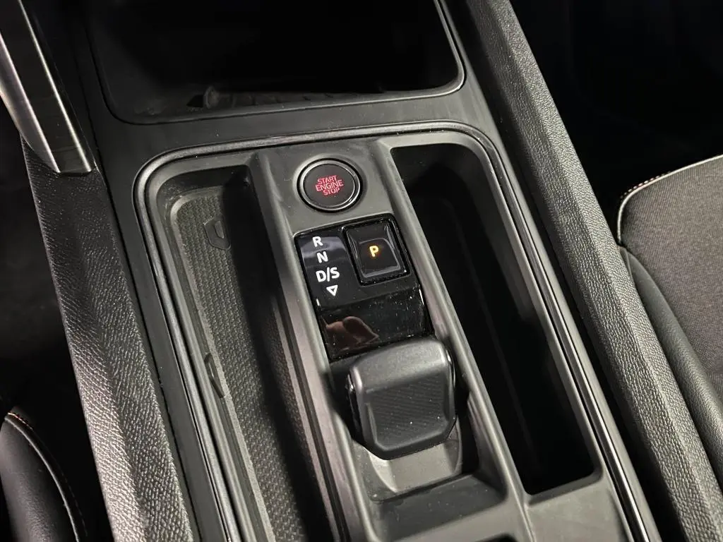 Vue rapprochée de la console centrale noire avec levier de boîte automatique et bouton start du CUPRA Formentor gris 2023.