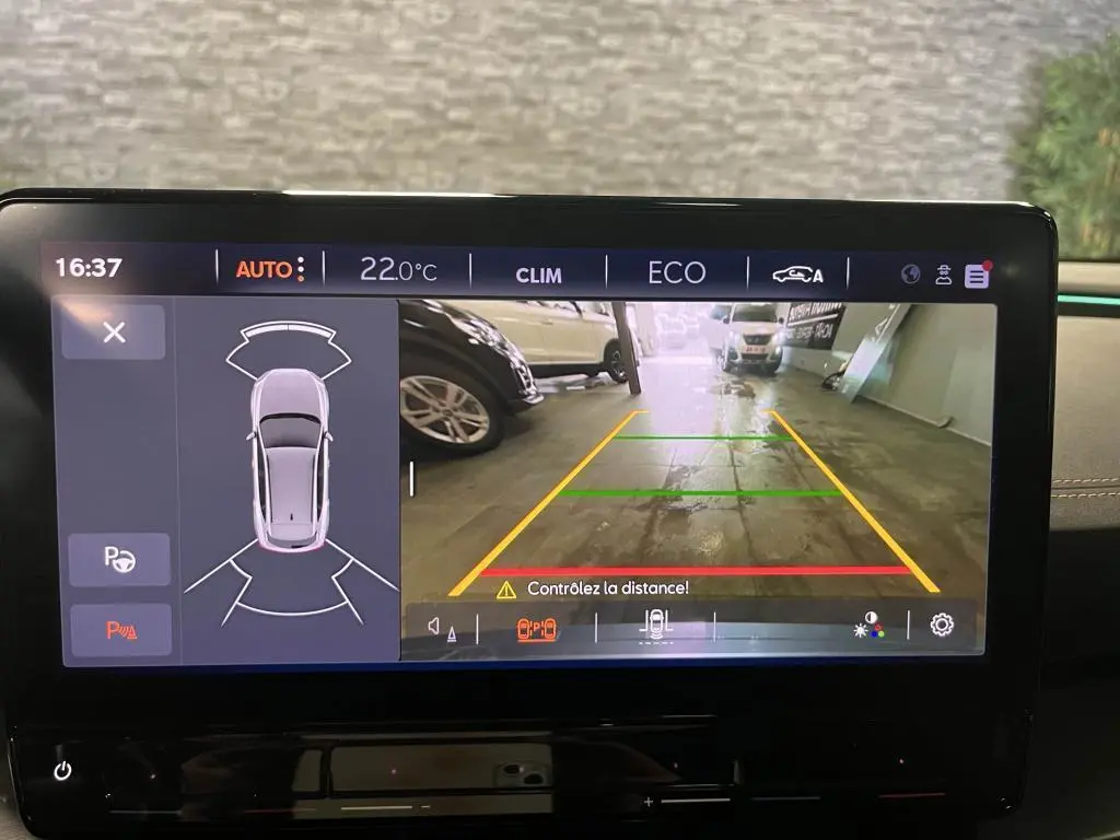 Écran de caméra de recul et capteurs de stationnement d'une CUPRA Formentor gris, affichage intérieur digital.