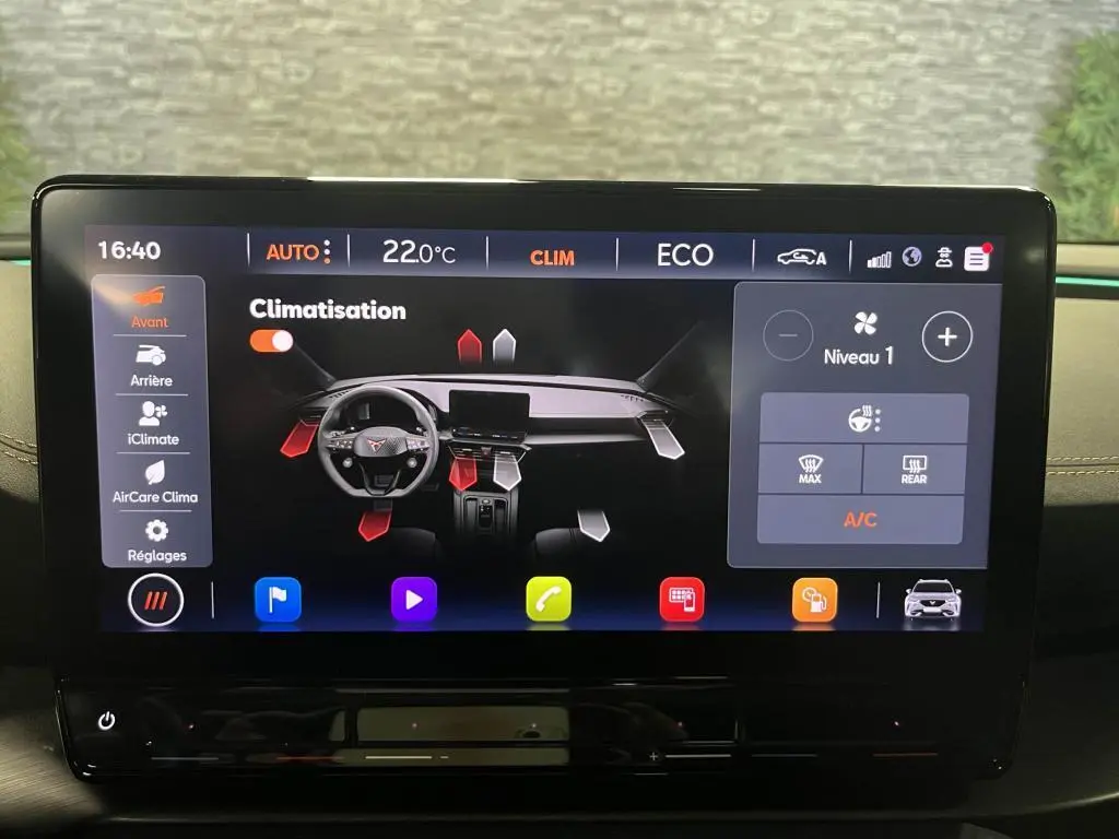 Écran tactile intérieur du tableau de bord du CUPRA Formentor gris, affichant la climatisation à 22°C en mode ECO.