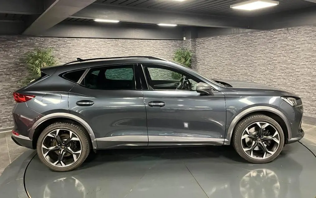 Vue de profil côté gauche du CUPRA Formentor gris magnétique 2023 avec jantes alliage 19 pouces et toit noir.