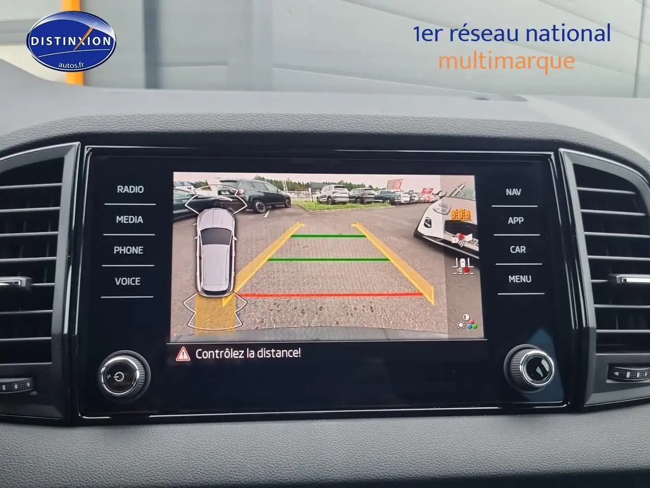 Écran tactile intérieur montrant la caméra de recul du Skoda Karoq noir, vue centrale du tableau de bord.