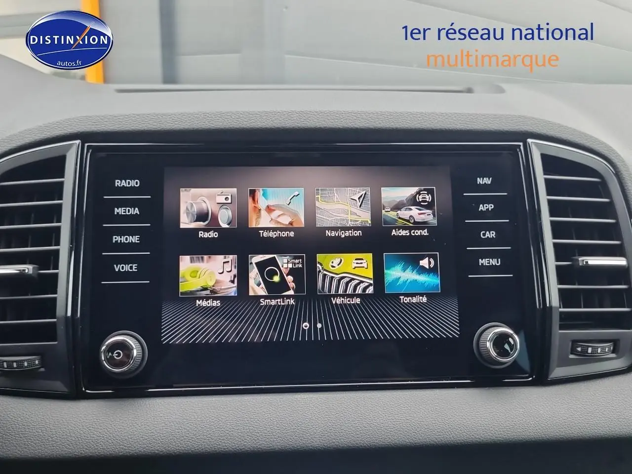 Écran tactile central du tableau de bord du Skoda Karoq noir, affichant le menu multimédia et navigation.