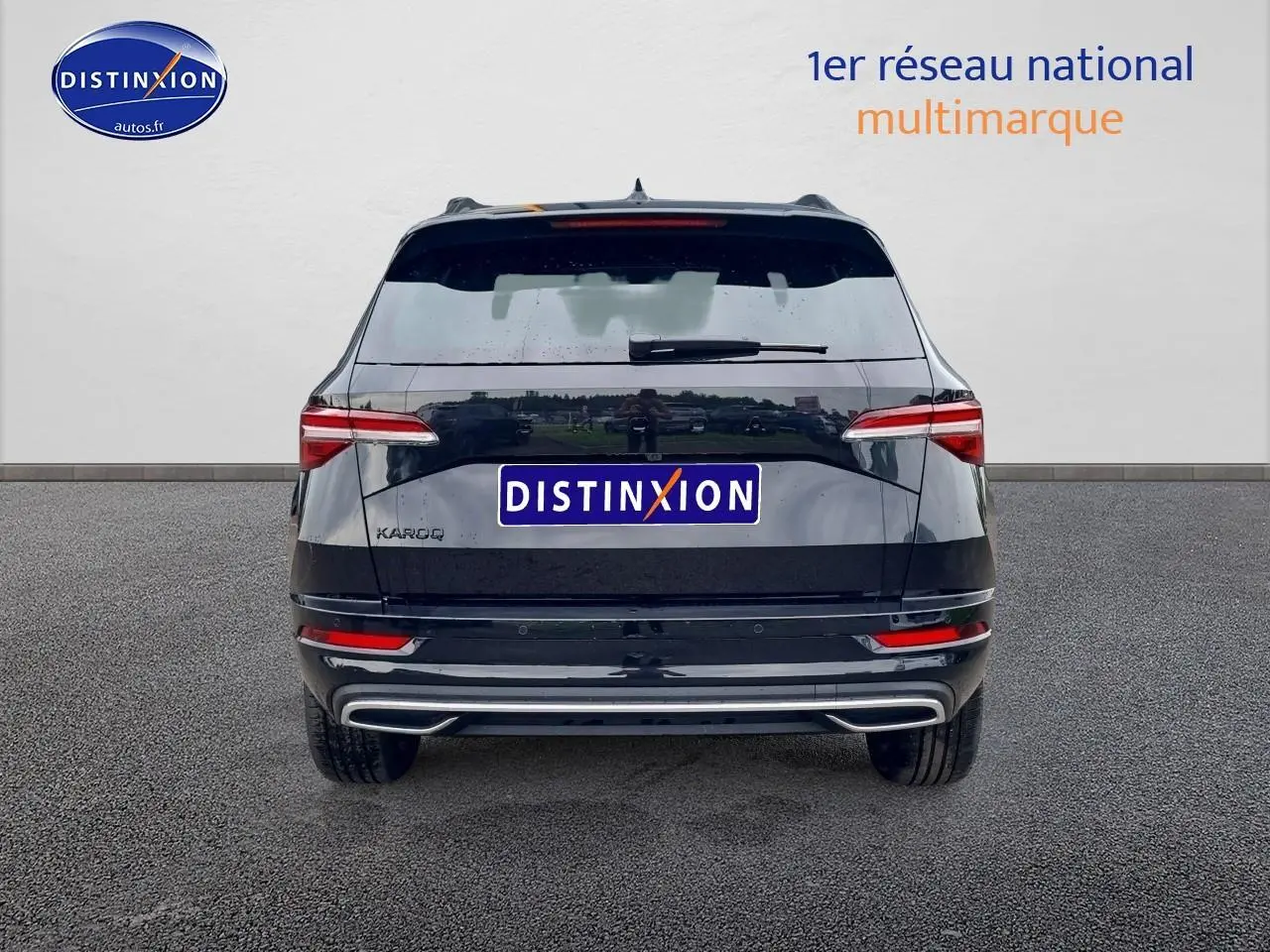 Vue arrière d'un Skoda Karoq noir 2025 avec feux LED et double sortie d'échappement intégrée au pare-chocs.
