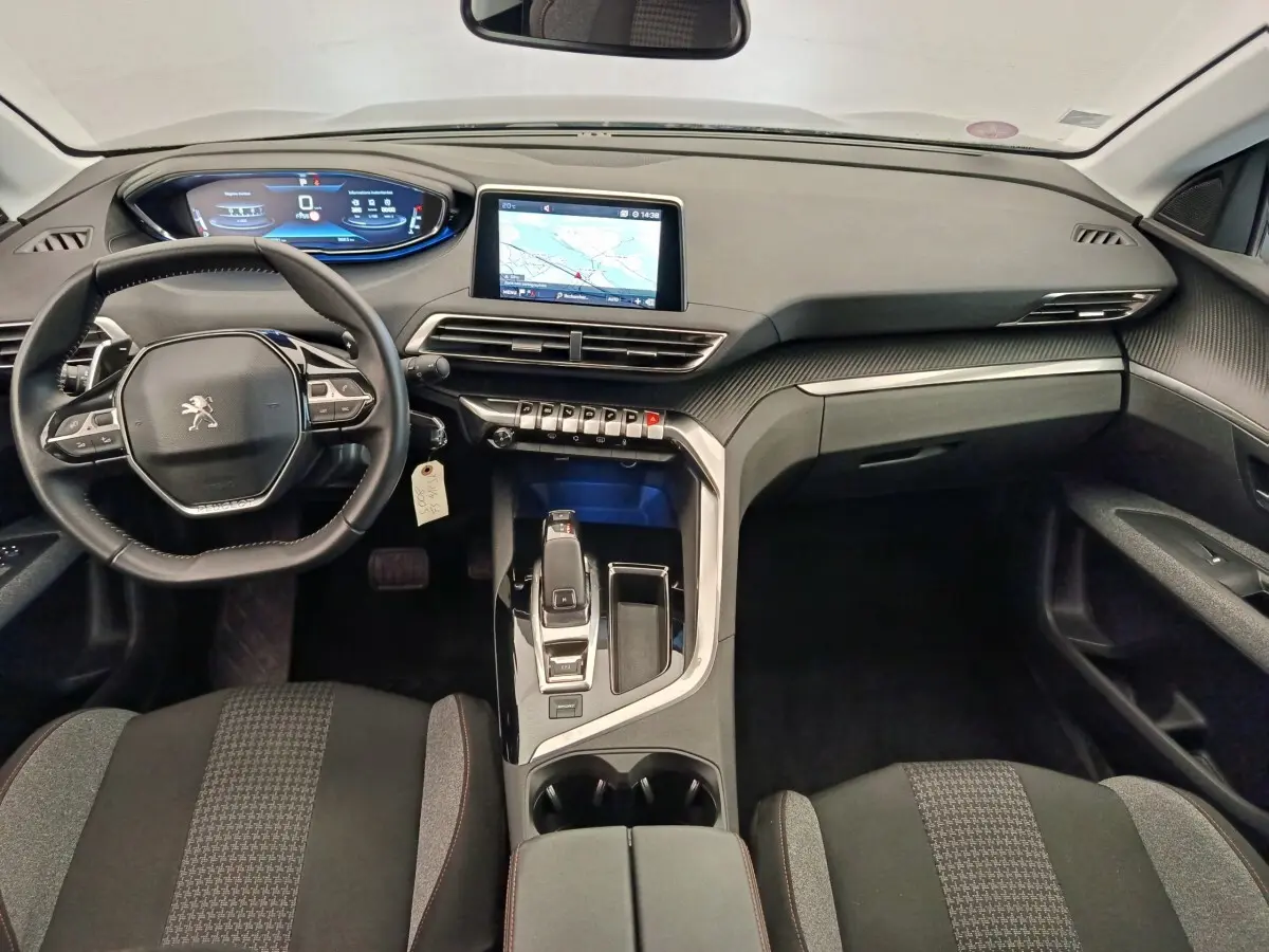Vue intérieure avant du Peugeot 5008 gris foncé, avec tableau de bord numérique et écran tactile central.