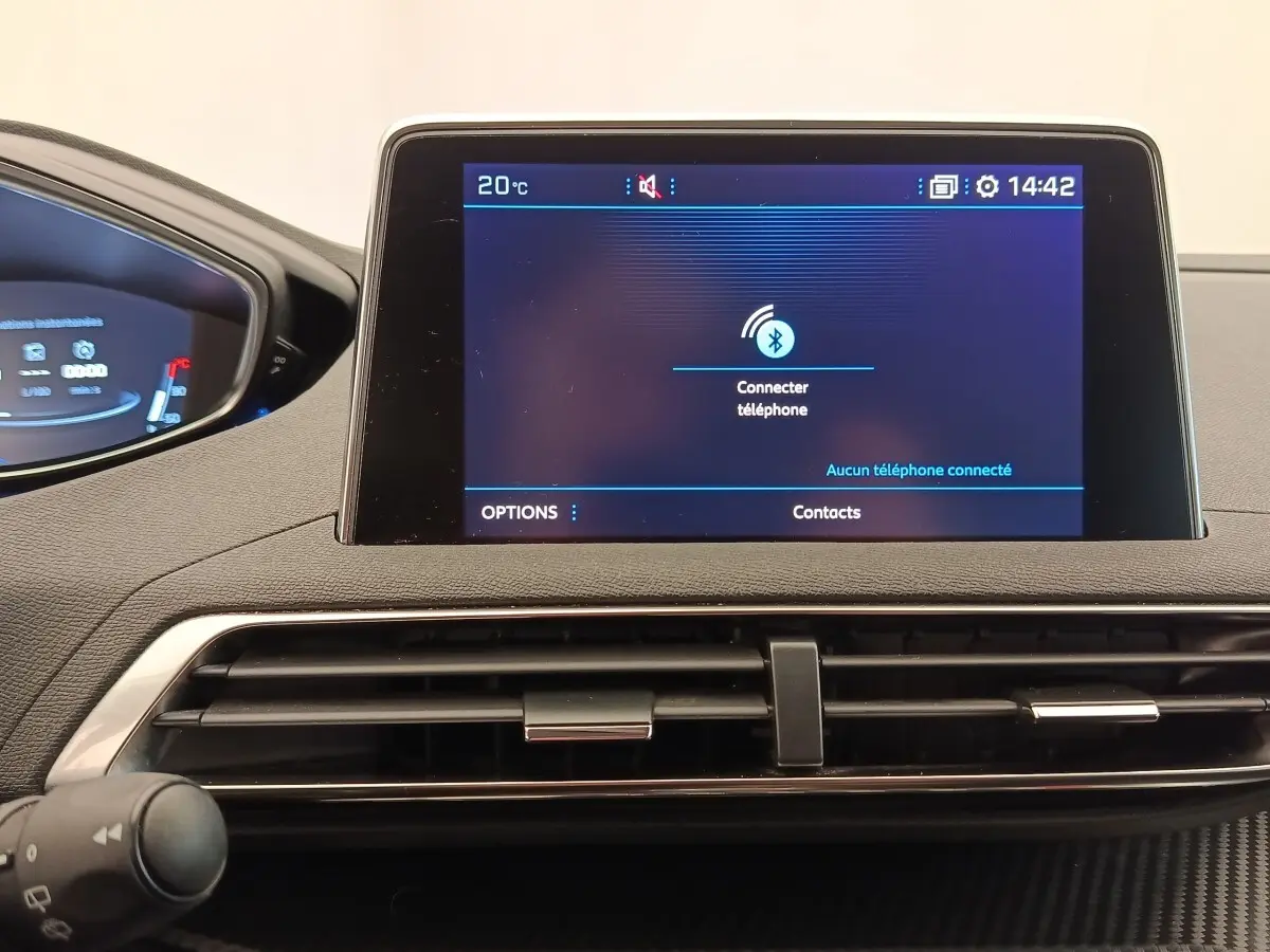 Écran tactile central du tableau de bord du Peugeot 5008 gris foncé, affichant la connexion Bluetooth téléphone.