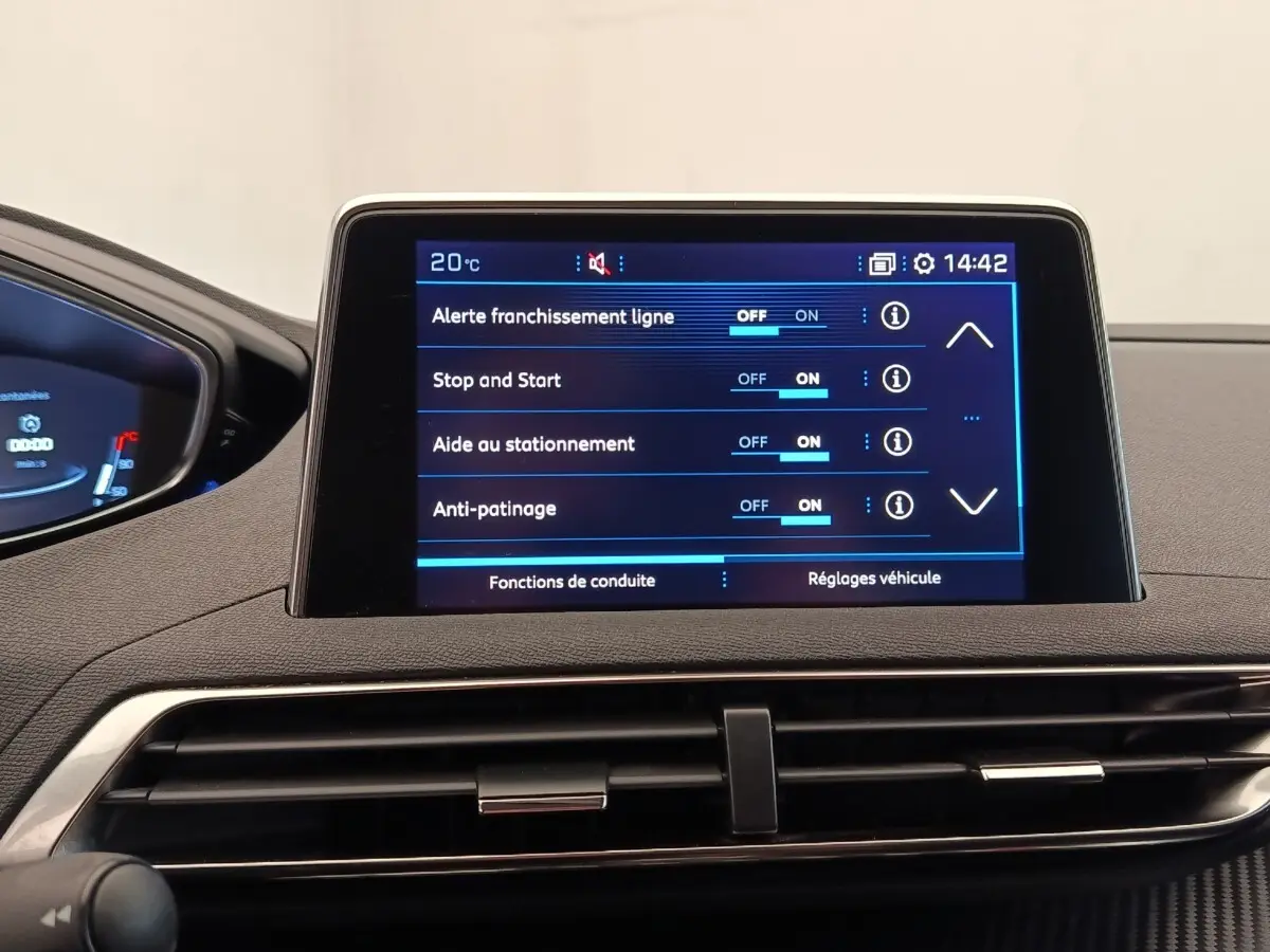 Écran tactile central du tableau de bord du Peugeot 5008 gris foncé affichant les réglages d’aide à la conduite.
