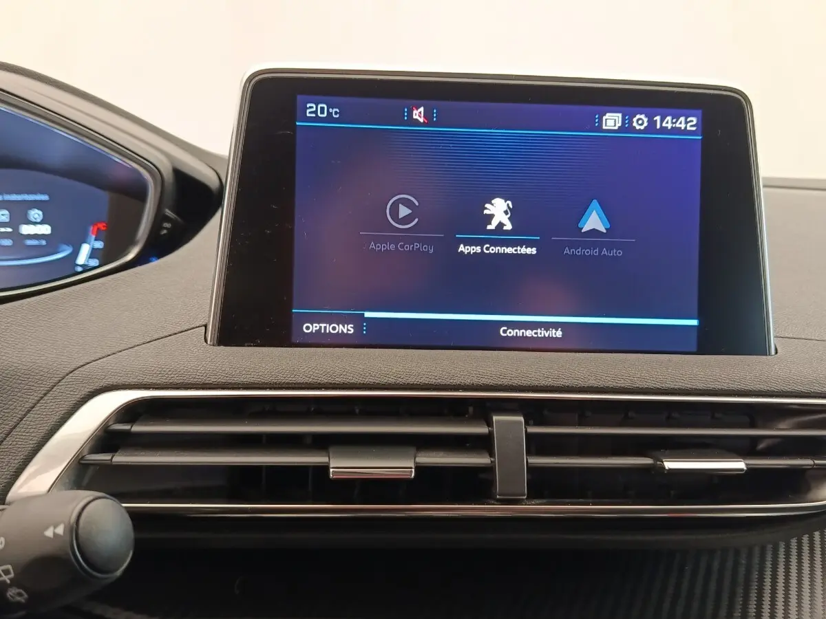 Écran tactile central du tableau de bord du Peugeot 5008 gris foncé, affichant Apple CarPlay et Android Auto.